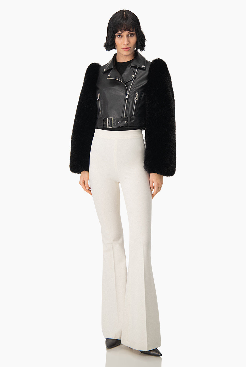 Chamarra negra de ecopiel con mangas de pelo sintético y cinturón