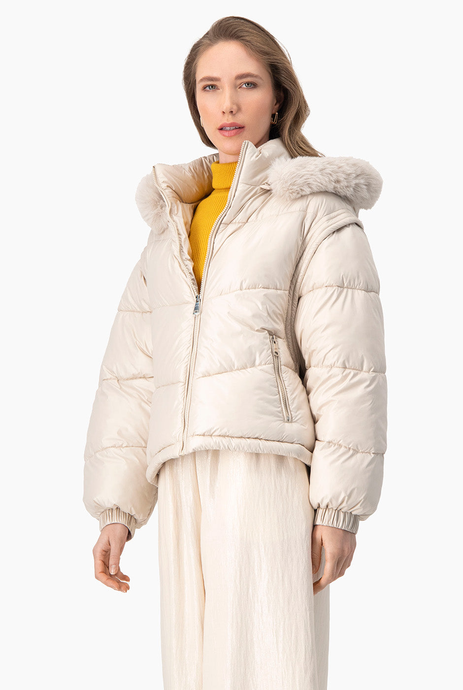 Chamarra natural acolchada con mangas desmontables y capucha con pelo sintético