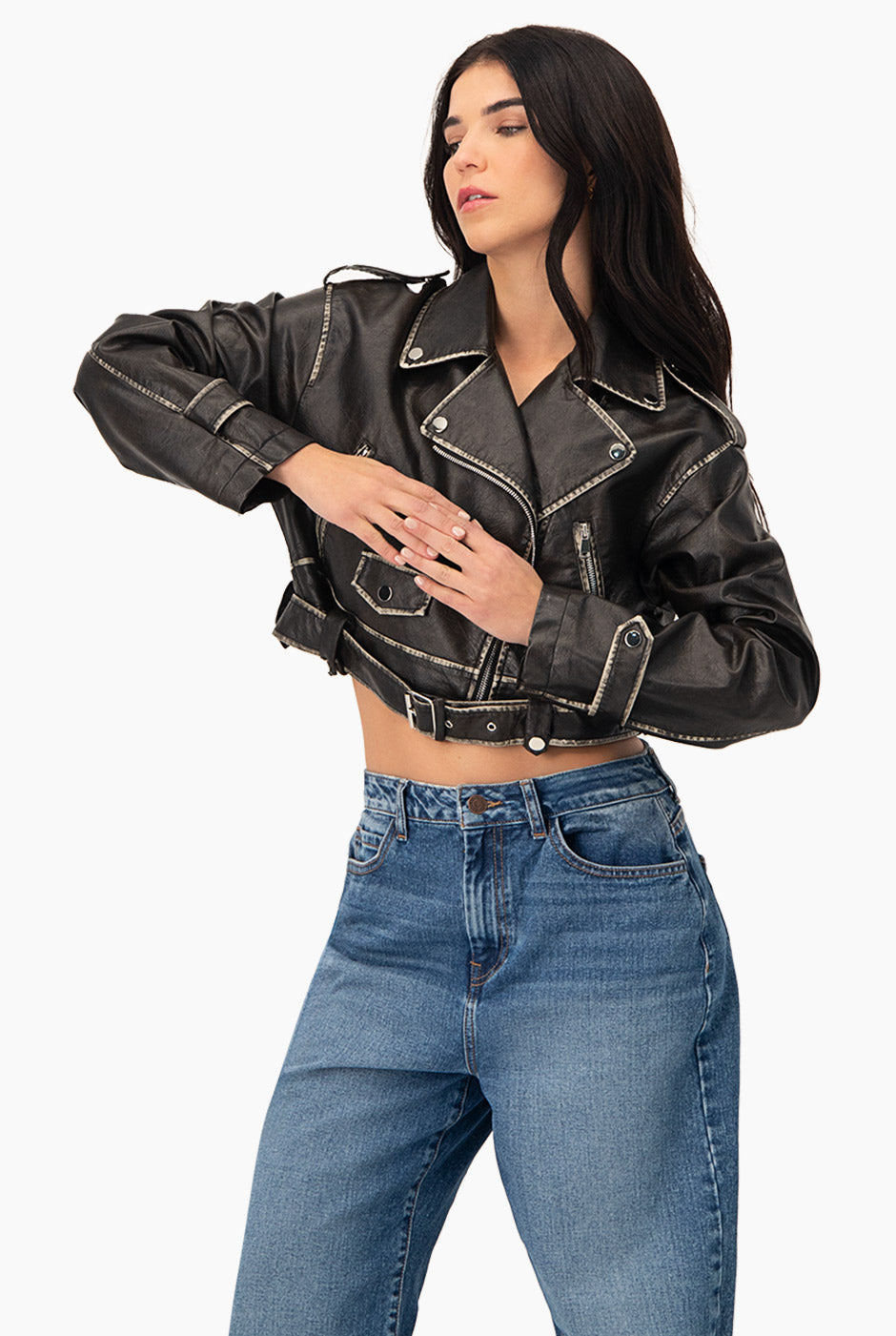 Chaqueta biker negra de ecopiel con cremalleras y cinturón