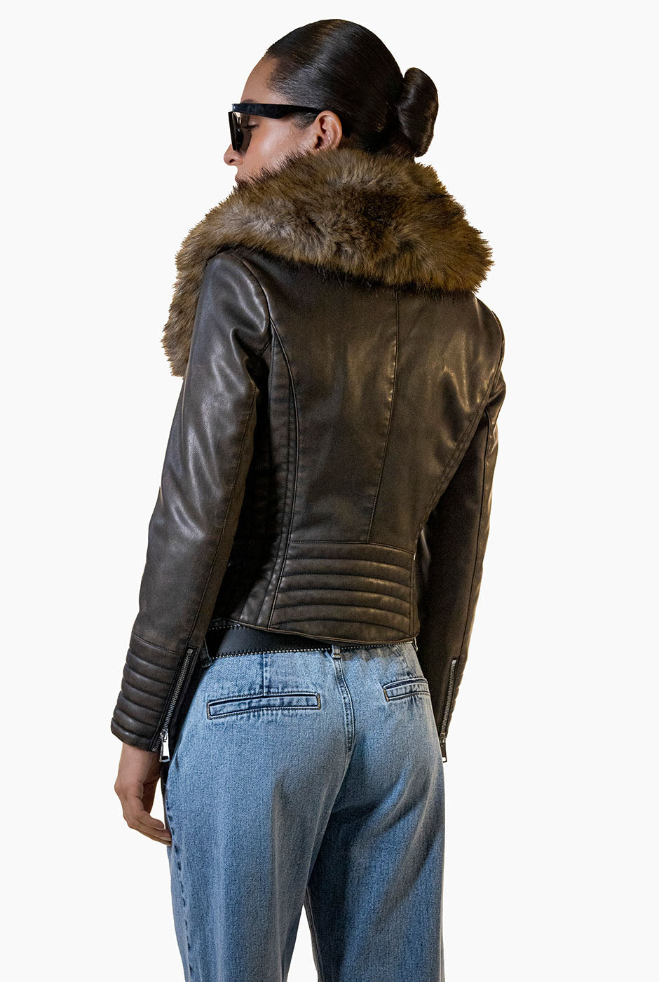 Chamarra biker de ecopiel chocolate con cuello de pelo sintético