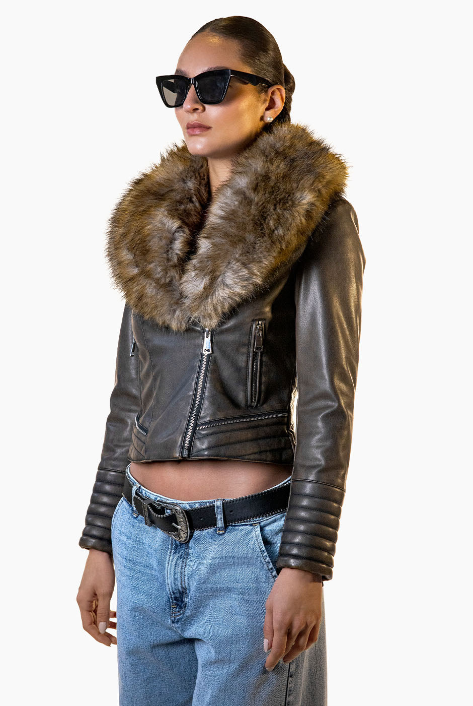 Chamarra biker de ecopiel chocolate con cuello de pelo sintético