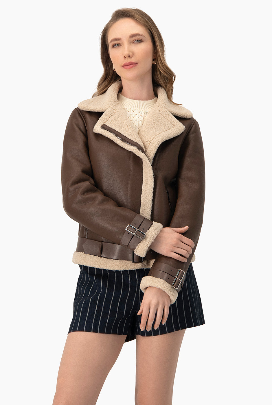 Chamarra biker chocolate en ecopiel con interior teddy y solapa