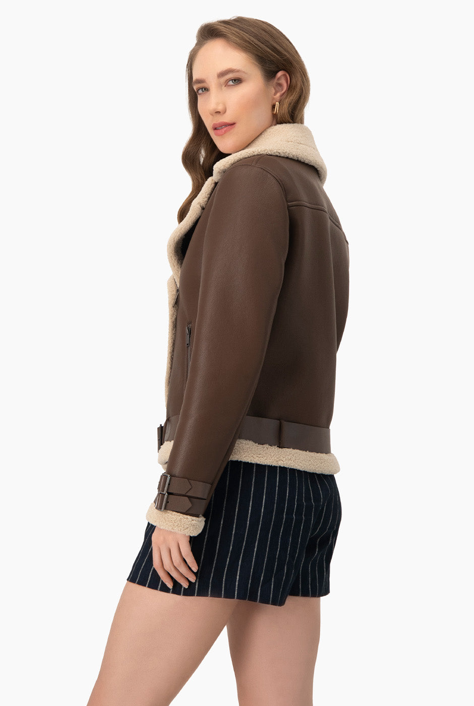 Chamarra biker chocolate en ecopiel con interior teddy y solapa