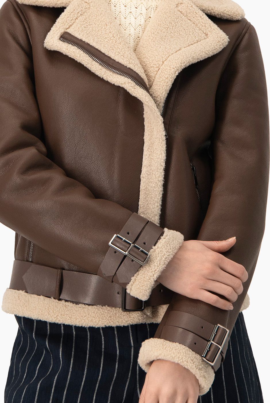 Chamarra biker chocolate en ecopiel con interior teddy y solapa