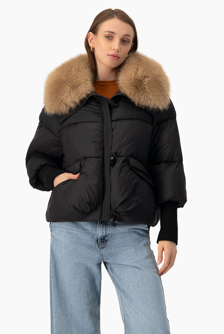 Chamarra negra puffer con cuello de pelo sintético desmontable