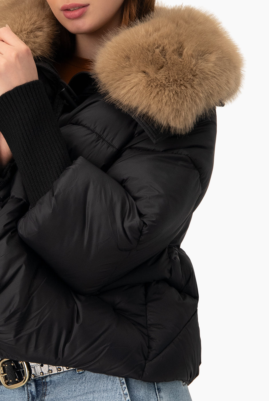 Chamarra negra puffer con cuello de pelo sintético desmontable