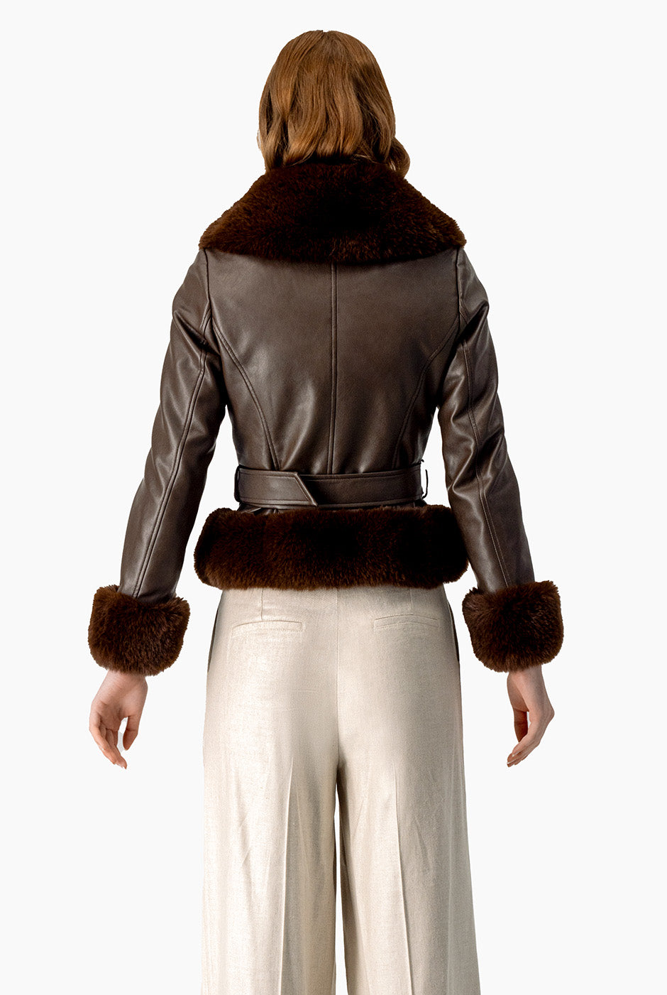 Chamarra biker chocolate con bordes de peluche y cinturón