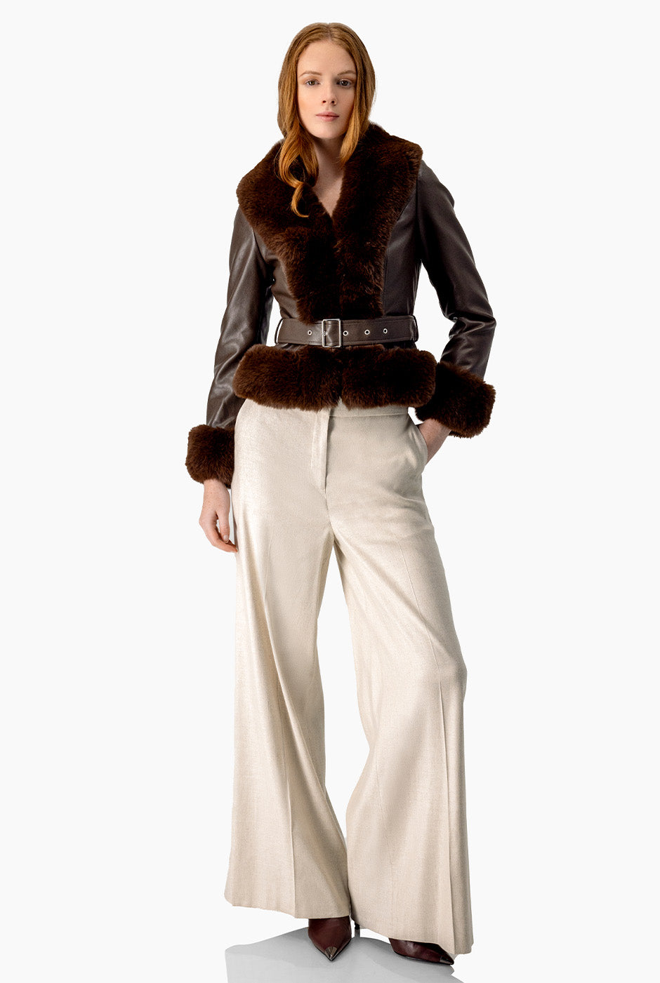 Chamarra biker chocolate con bordes de peluche y cinturón