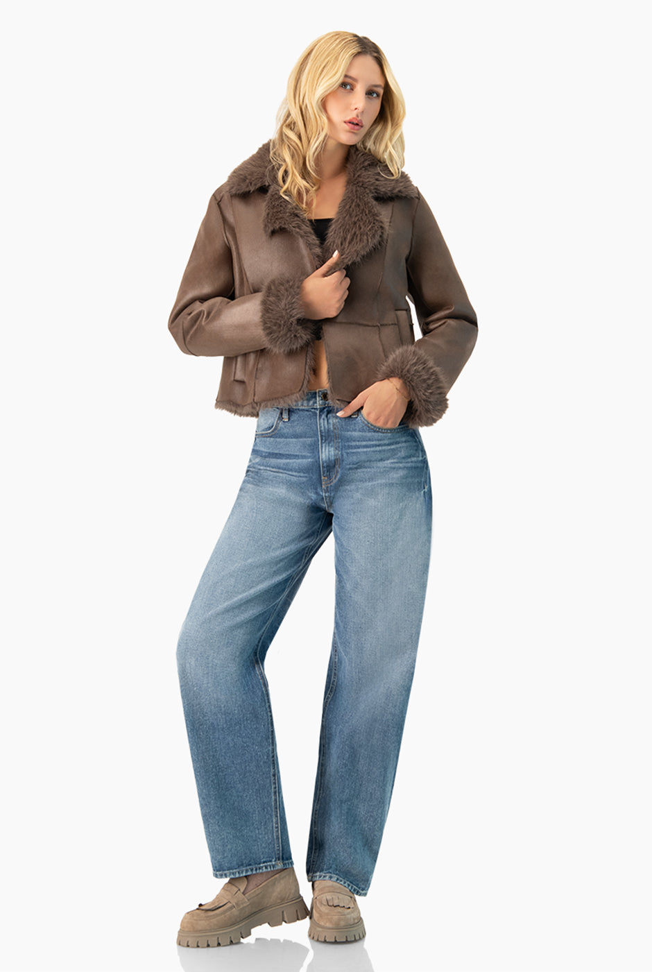 Abrigo corto de terciopelo marrón con cuello de pelo