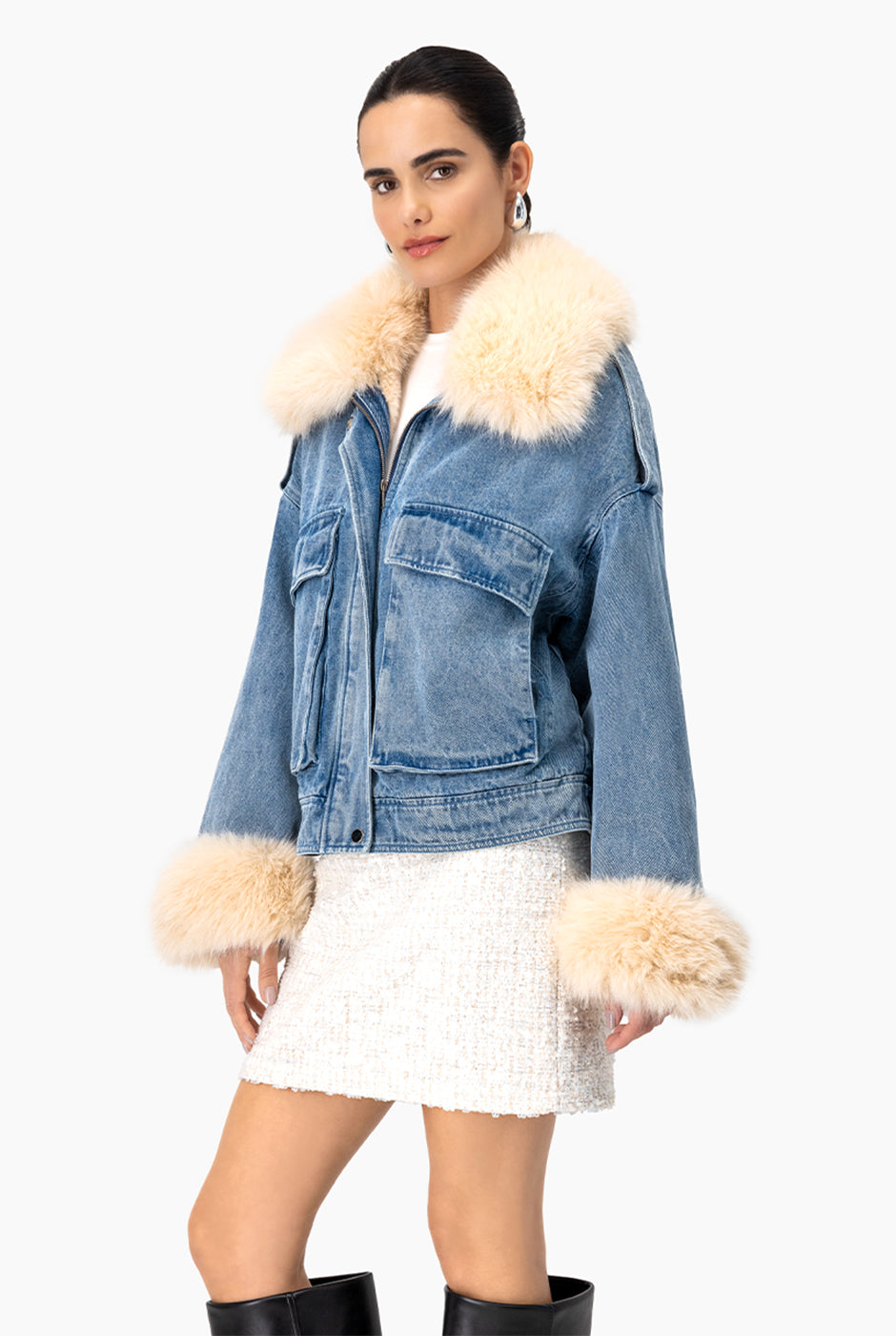 Chamarra de mezclilla azul con cuello y puños de pelo sintético