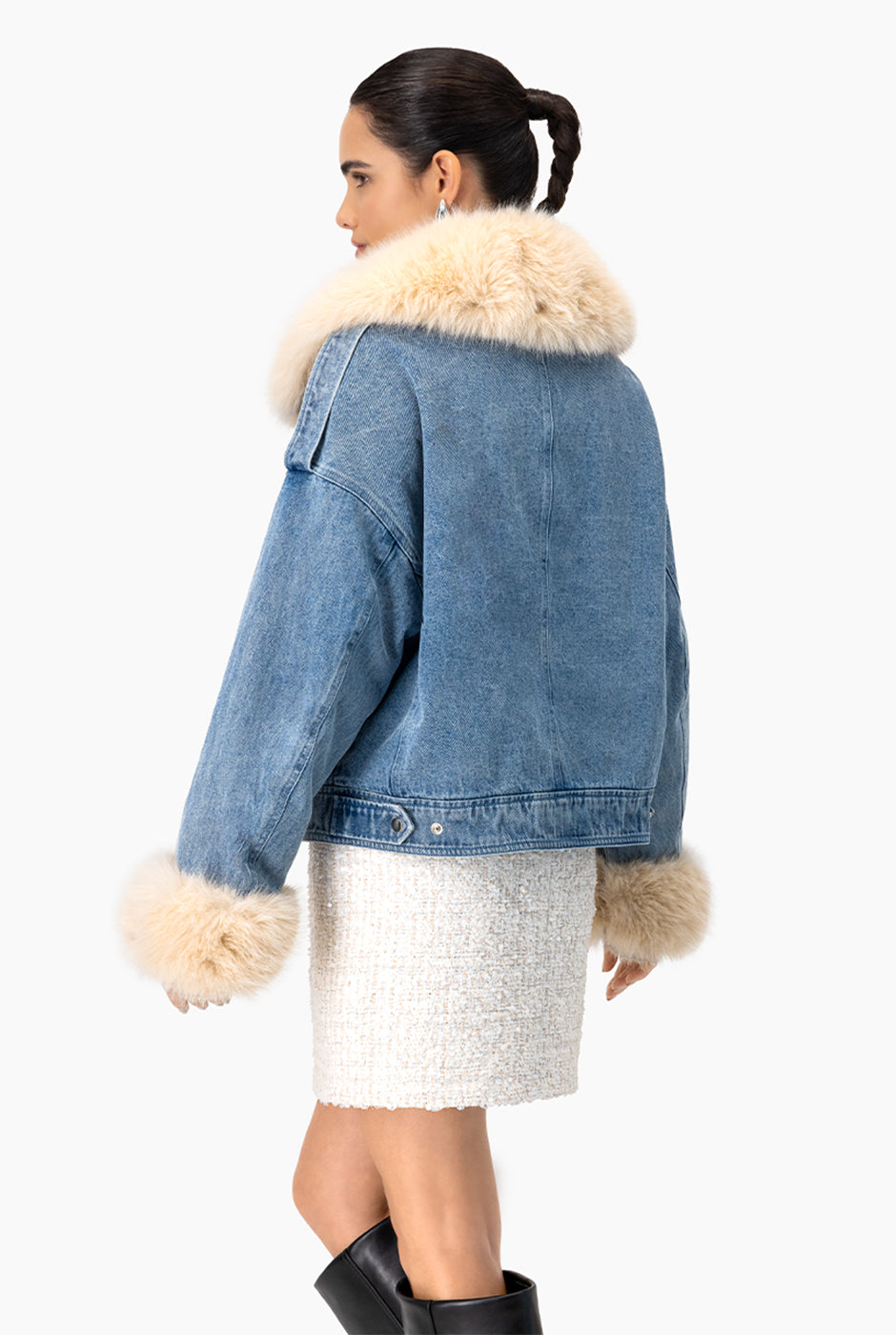 Chamarra de mezclilla azul con cuello y puños de pelo sintético