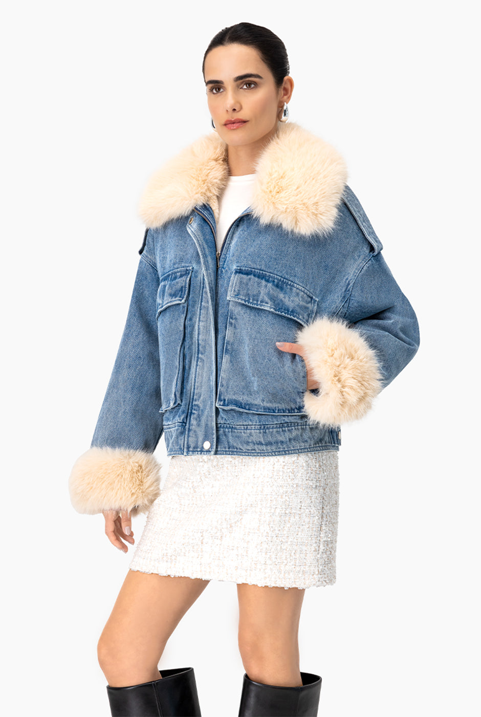 Chamarra de mezclilla azul con cuello y puños de pelo sintético