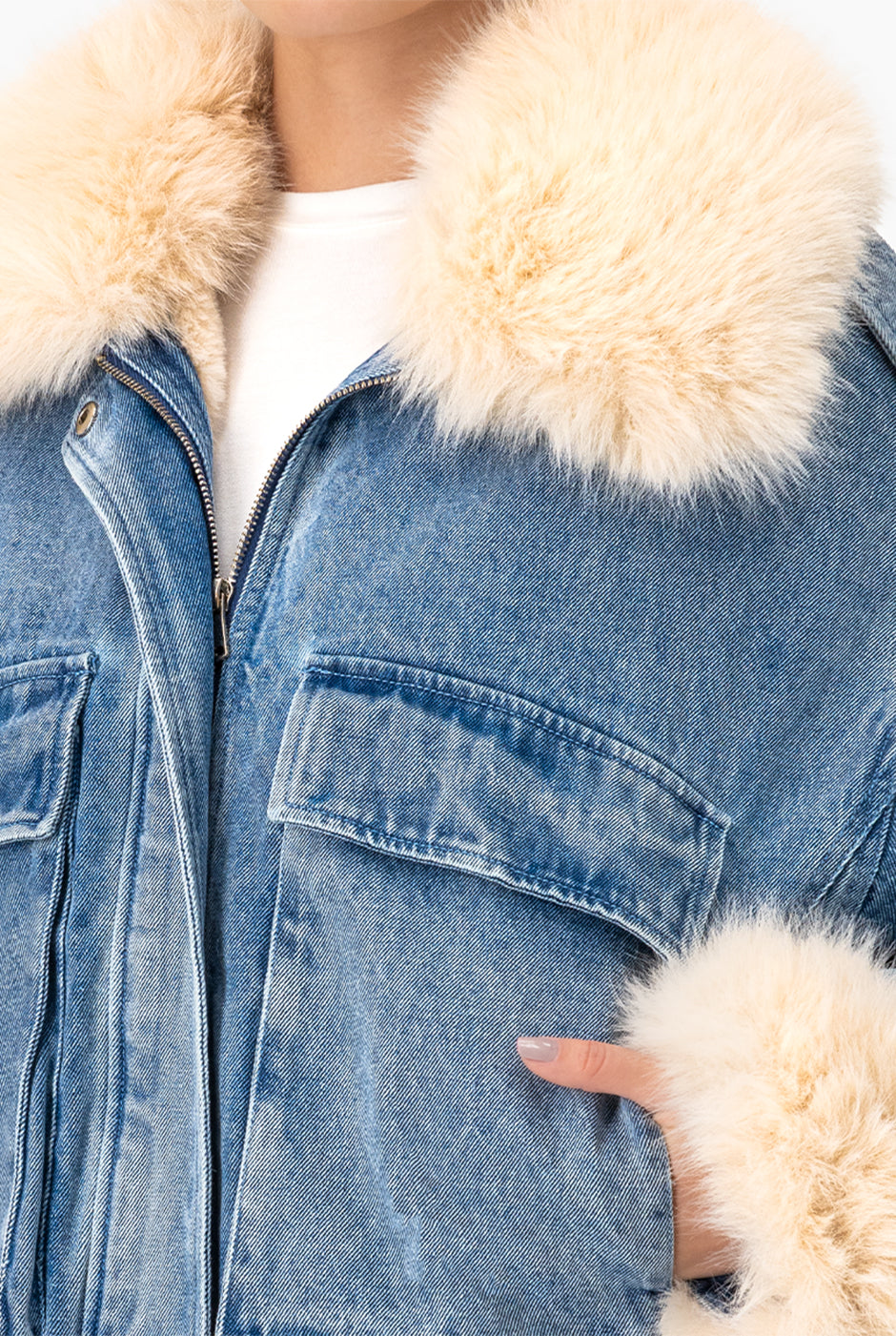 Chamarra de mezclilla azul con cuello y puños de pelo sintético