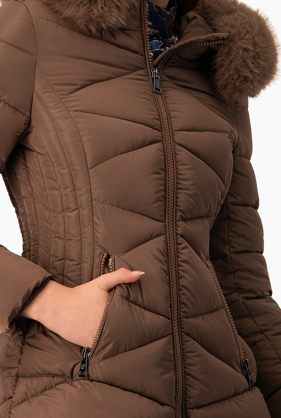 Chamarra capitonada café con capucha desmontable y cinturón