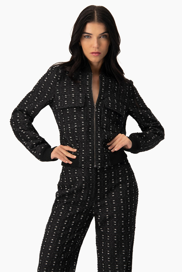 Chamarra negra con cierre