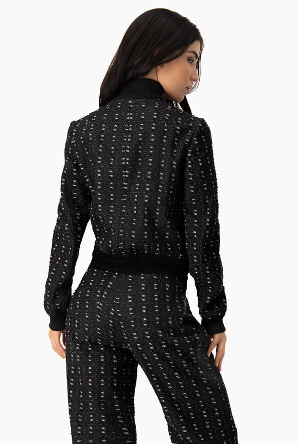 Chamarra negra con cierre