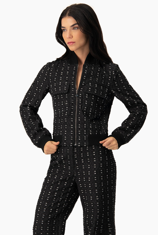 Chamarra negra con cierre