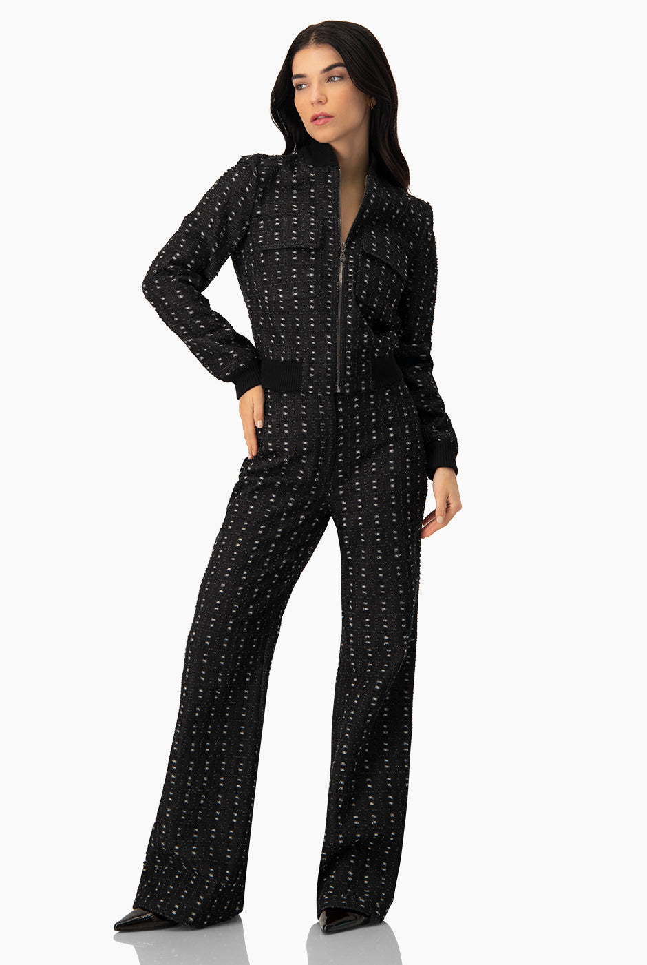 Chamarra biker negra con cierre frontal y bolsillos de cartera