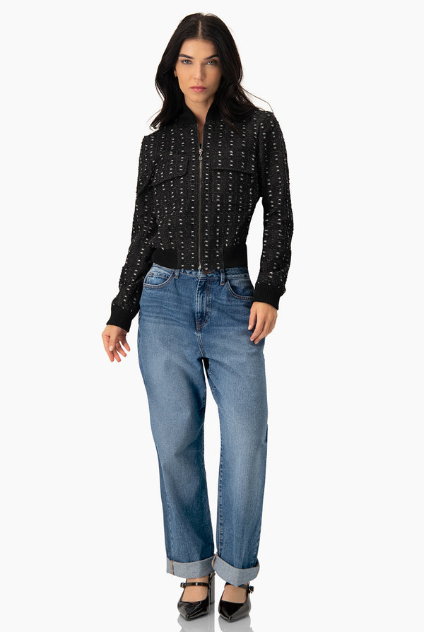 Chamarra negra con cierre