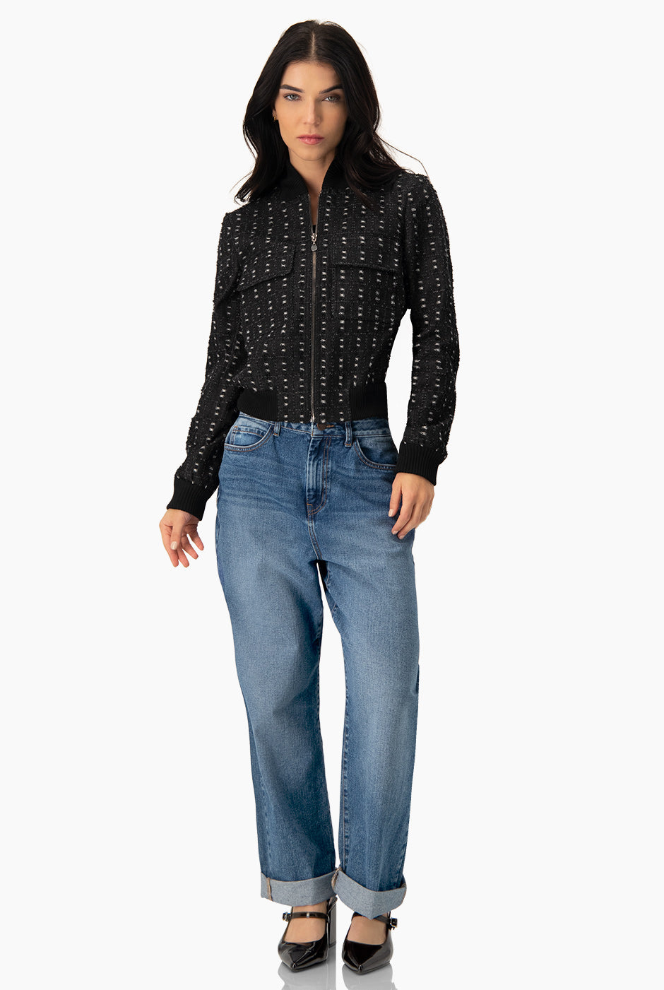 Chamarra biker negra con cierre frontal y bolsillos de cartera