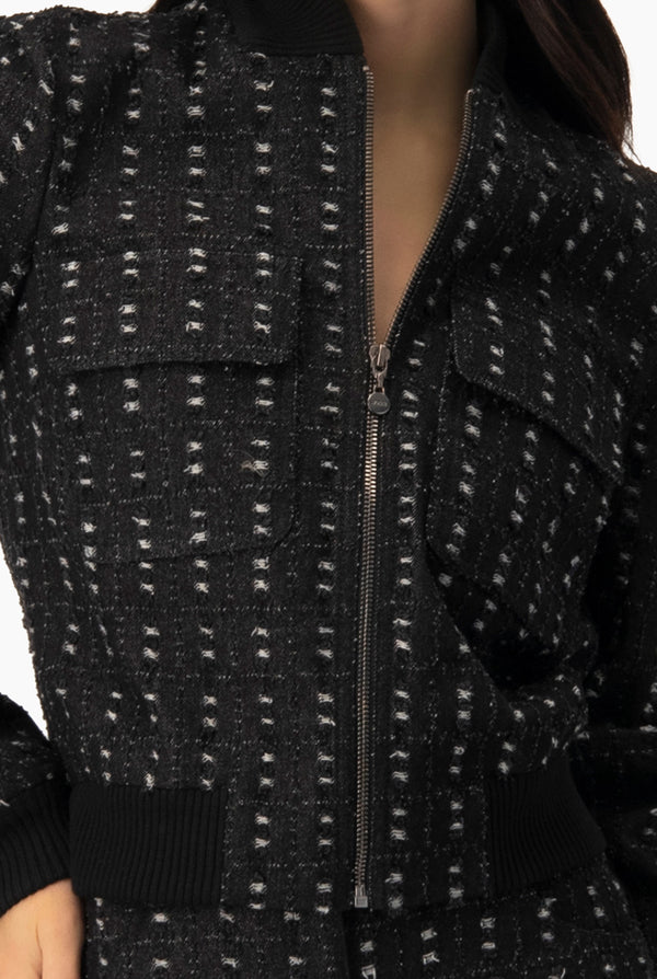 Chamarra negra con cierre