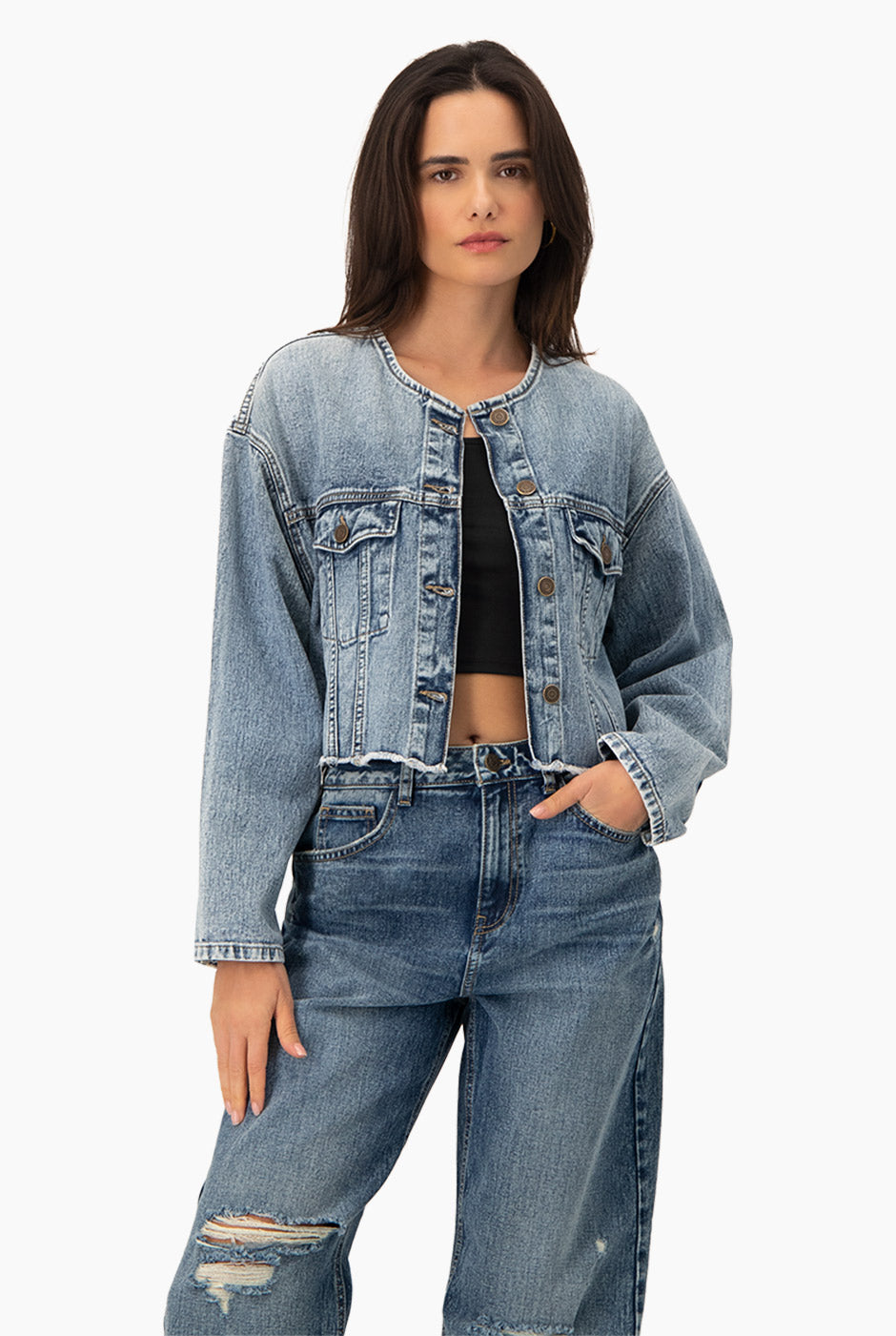 Chamarra denim corta azul claro con botones y bolsillos frontales