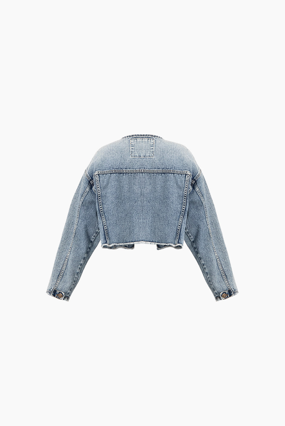 Chamarra denim corta azul claro con botones y bolsillos frontales