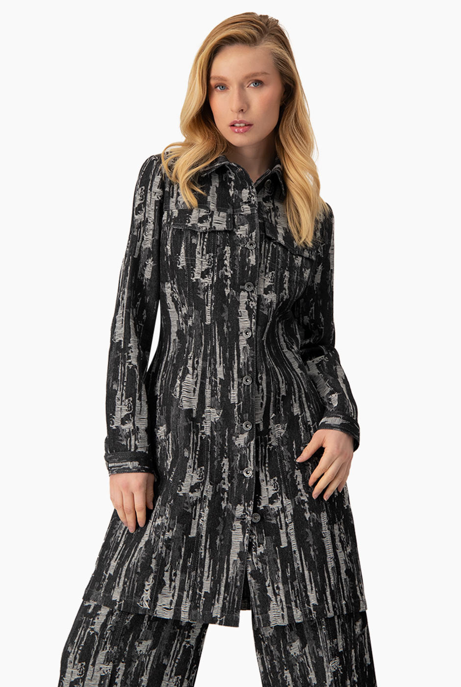 Chamarra larga negra de denim con bolsillos y detalle desgastado