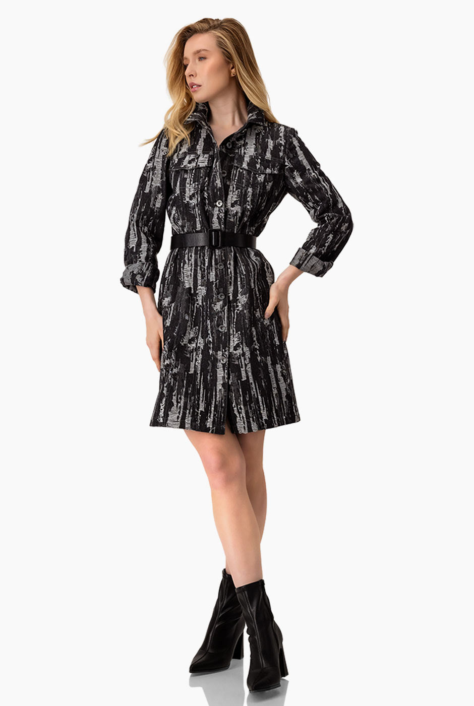 Chamarra larga negra de denim con bolsillos y detalle desgastado