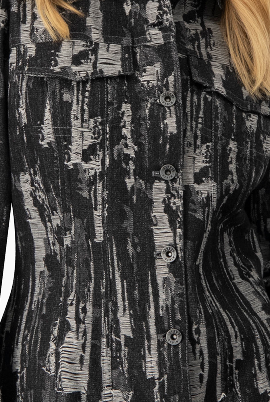 Chamarra larga negra de denim con bolsillos y detalle desgastado