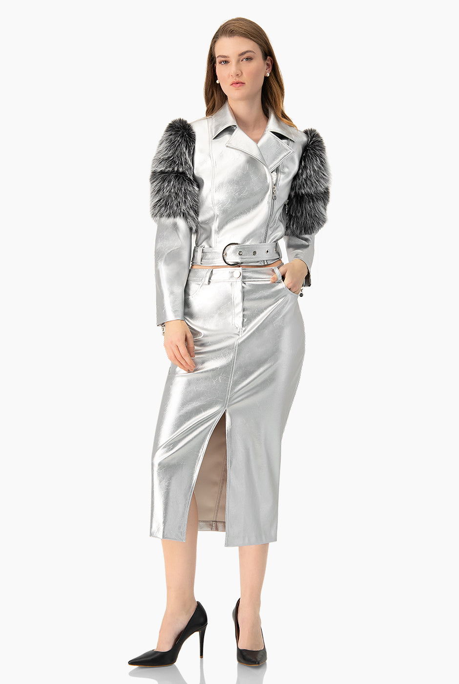 Chamarra corta plateada con peluche en mangas y cinturón a juego.