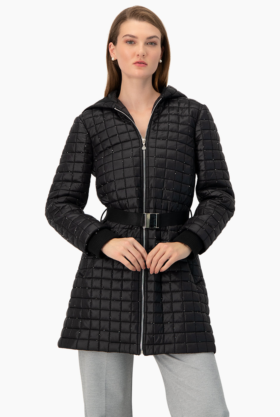 Chamarra larga acolchonada negra con cinturón y capucha