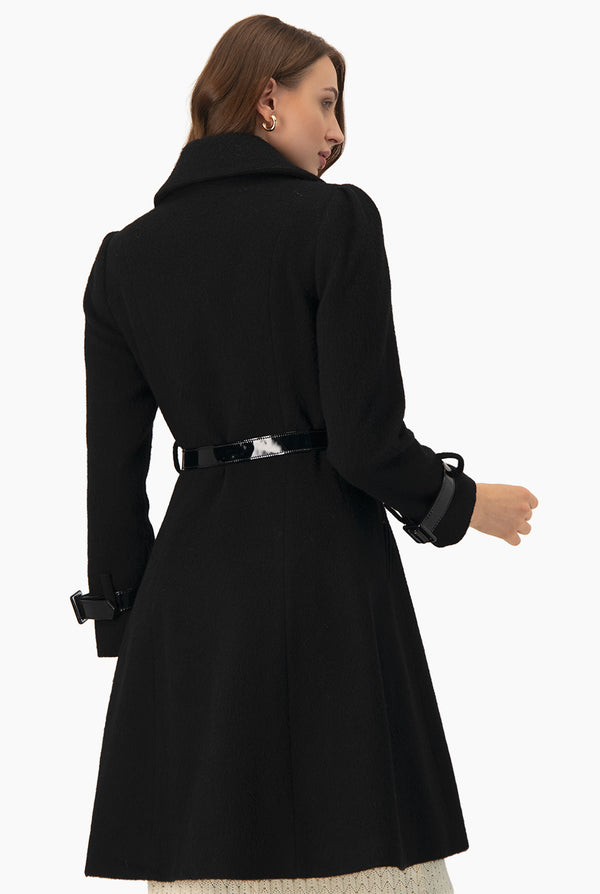 Abrigo negro de doble botonadura