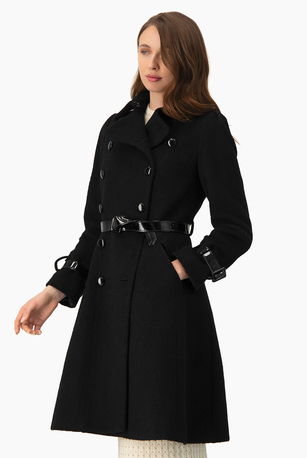 Abrigo negro de doble botonadura