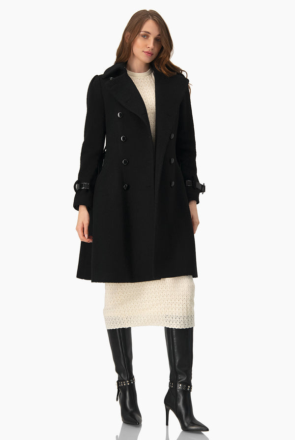 Abrigo negro de doble botonadura