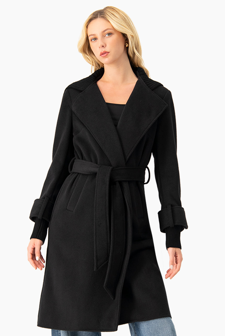 Abrigo negro largo cruzado de Ivonne con cinturón y solapas anchas
