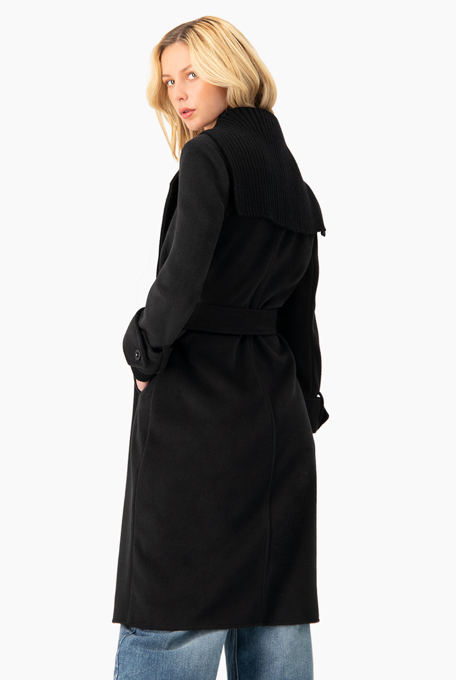 Abrigo negro largo cruzado de Ivonne con cinturón y solapas anchas