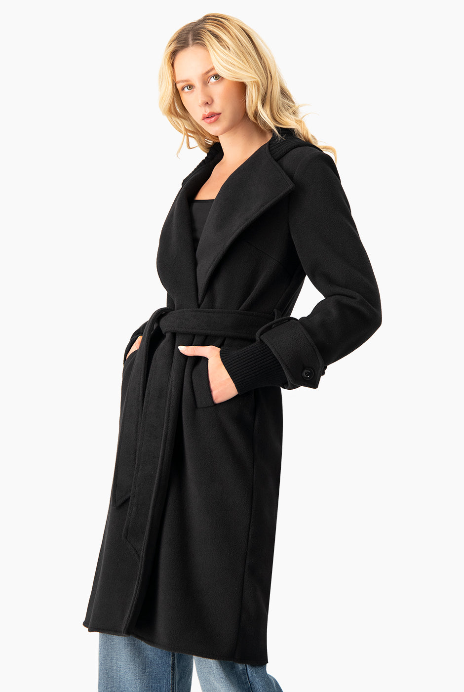 Abrigo negro largo cruzado de Ivonne con cinturón y solapas anchas