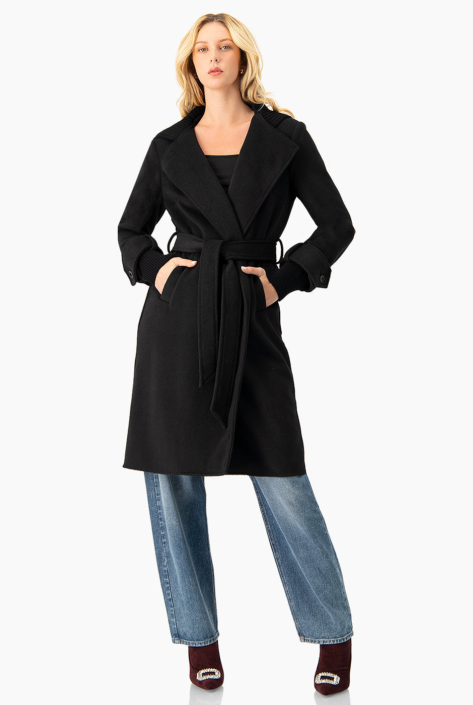 Abrigo negro largo cruzado de Ivonne con cinturón y solapas anchas