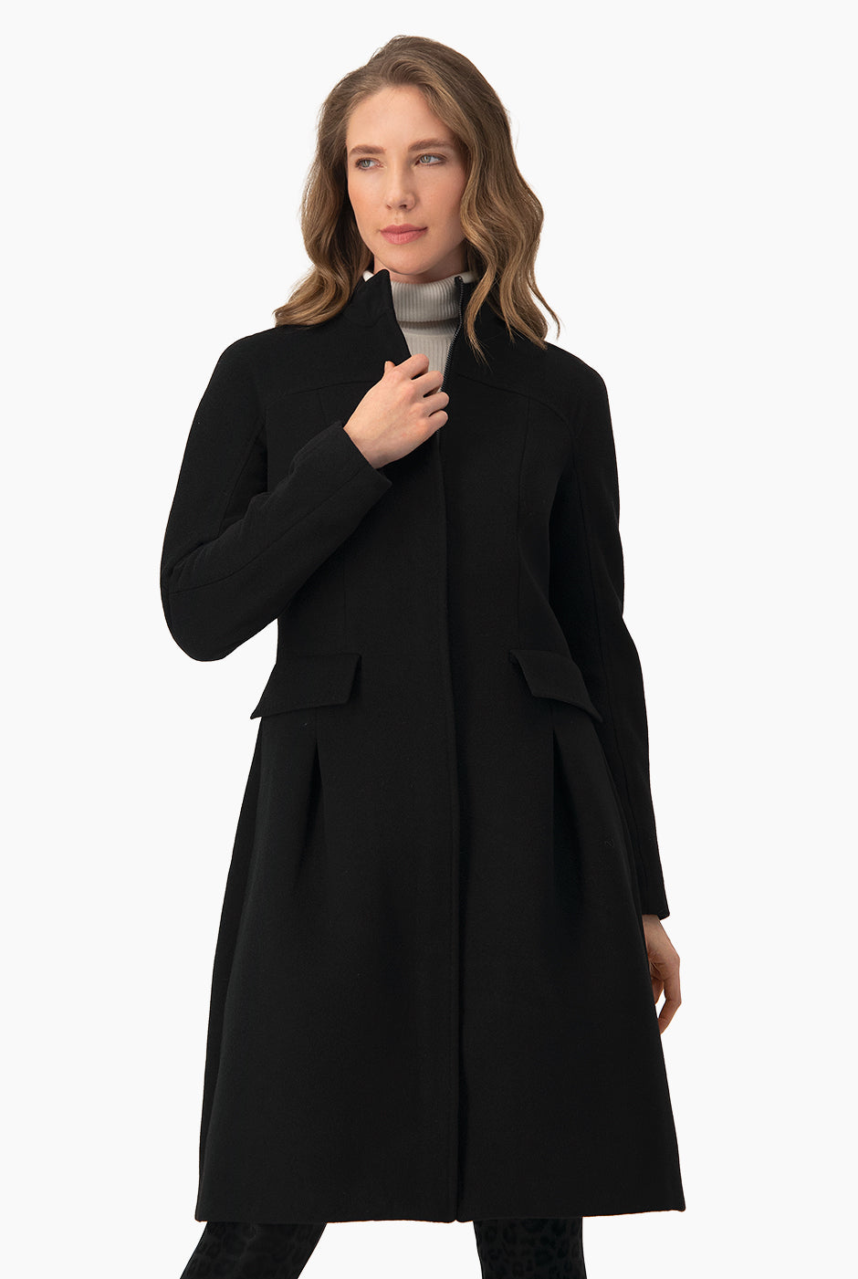 Abrigo largo negro con cierre frontal y cuello alto.