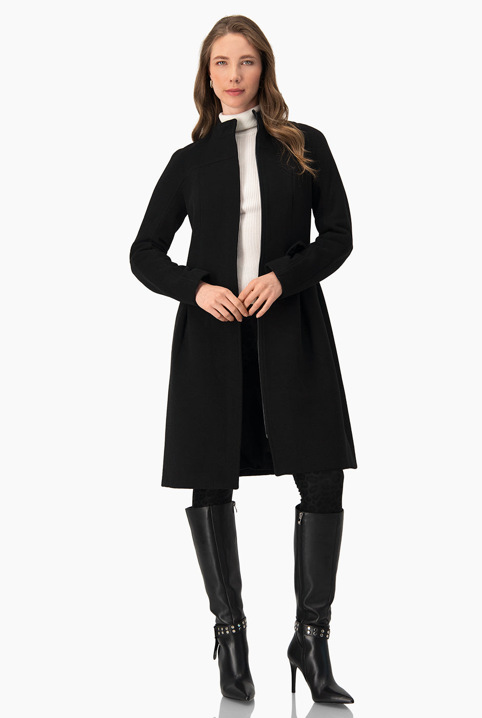 Abrigo largo negro con cierre frontal y cuello alto.