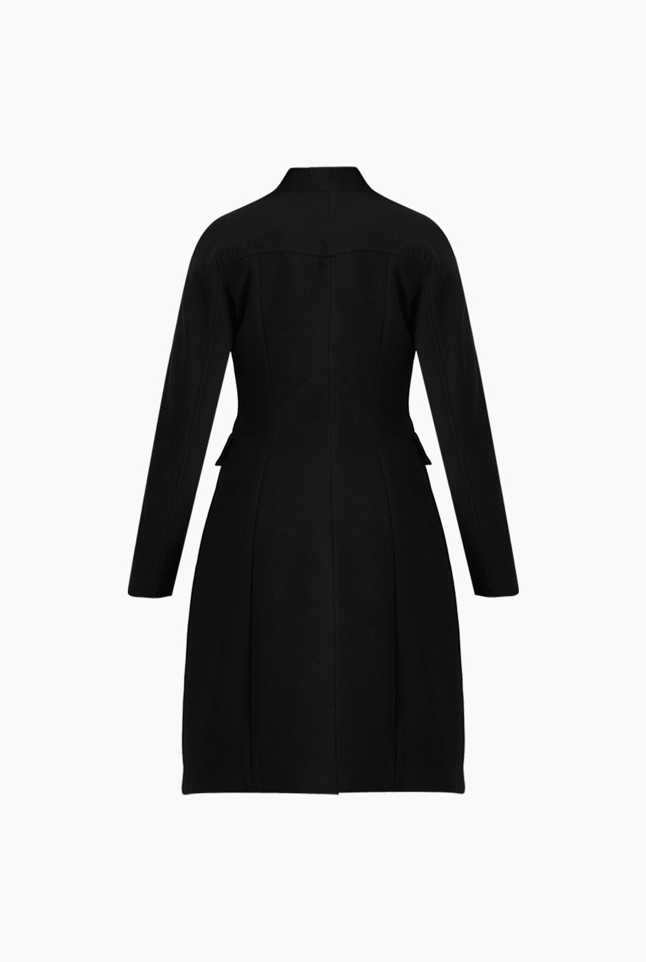Abrigo largo negro con cierre frontal y cuello alto.