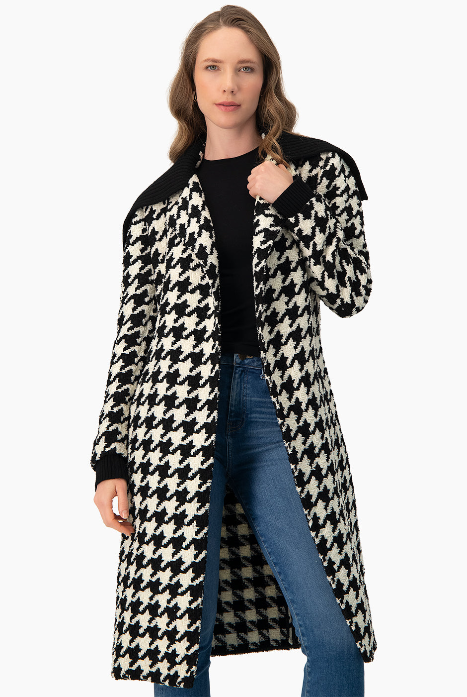 Abrigo cruzado negro con estampado de pata de gallo y detalle de cardigan