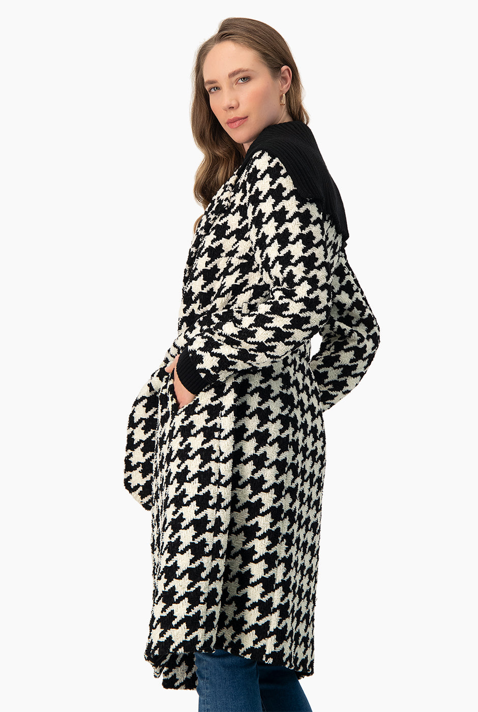 Abrigo cruzado negro con estampado de pata de gallo y detalle de cardigan