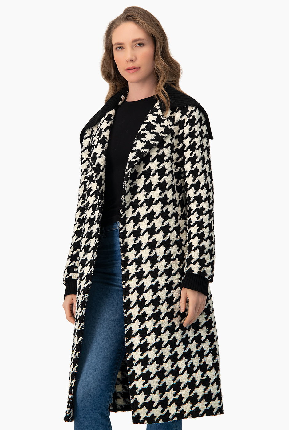 Abrigo cruzado negro con estampado de pata de gallo y detalle de cardigan