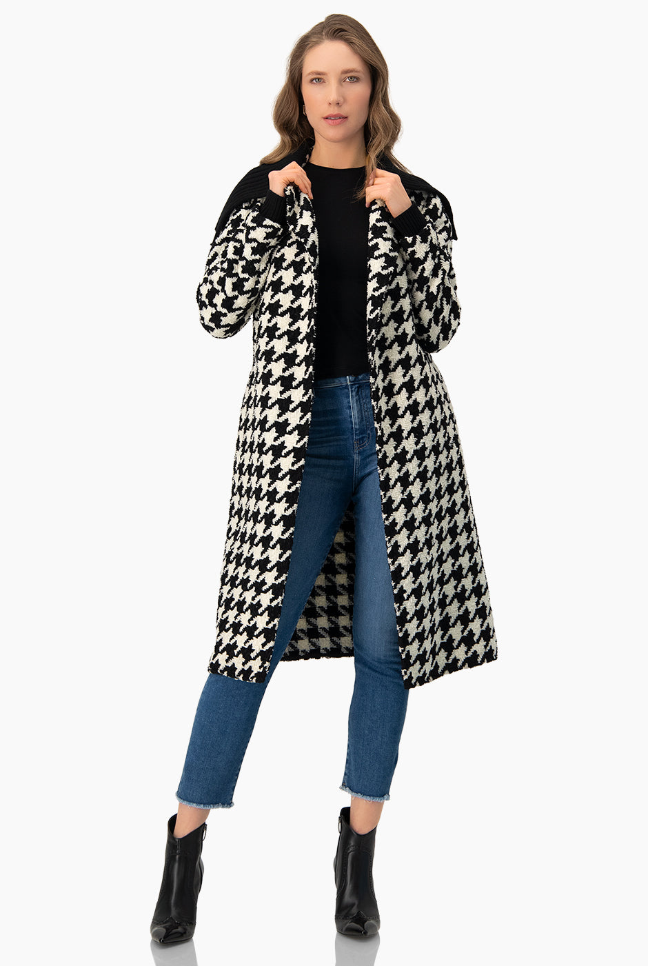 Abrigo cruzado negro con estampado de pata de gallo y detalle de cardigan