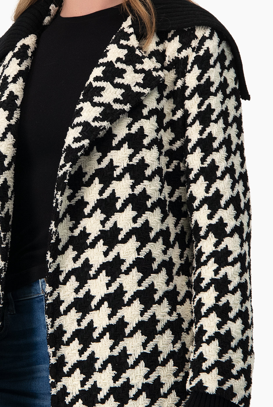 Abrigo cruzado negro con estampado de pata de gallo y detalle de cardigan