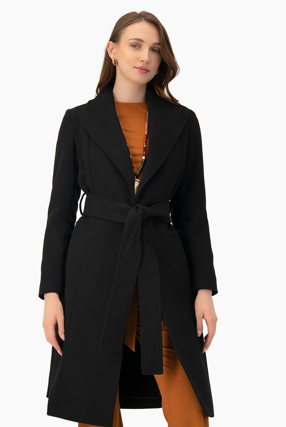 Abrigo largo negro con solapa y cinta ajustable en la cintura