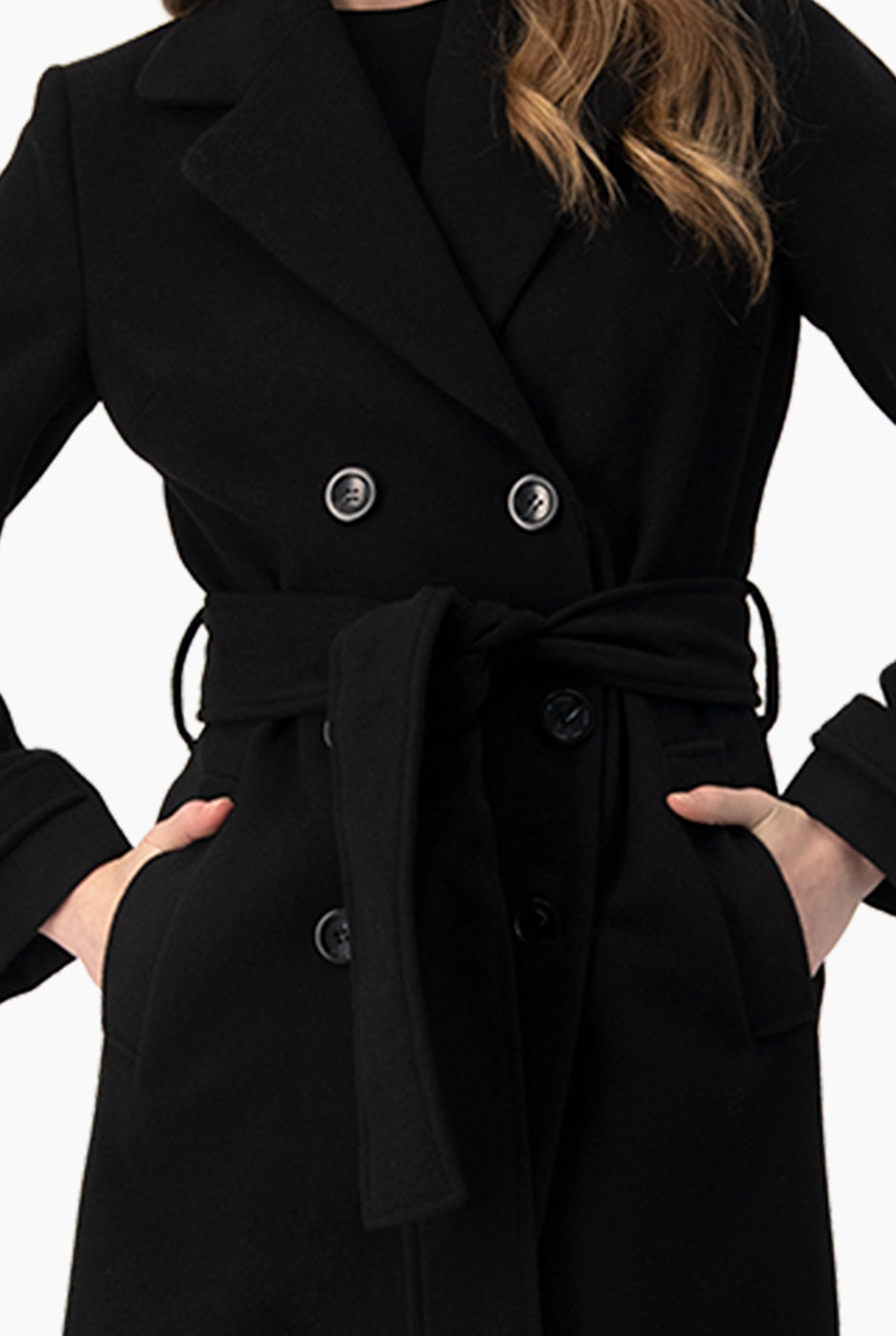 Abrigo largo negro cruzado con cinta y botones frontales