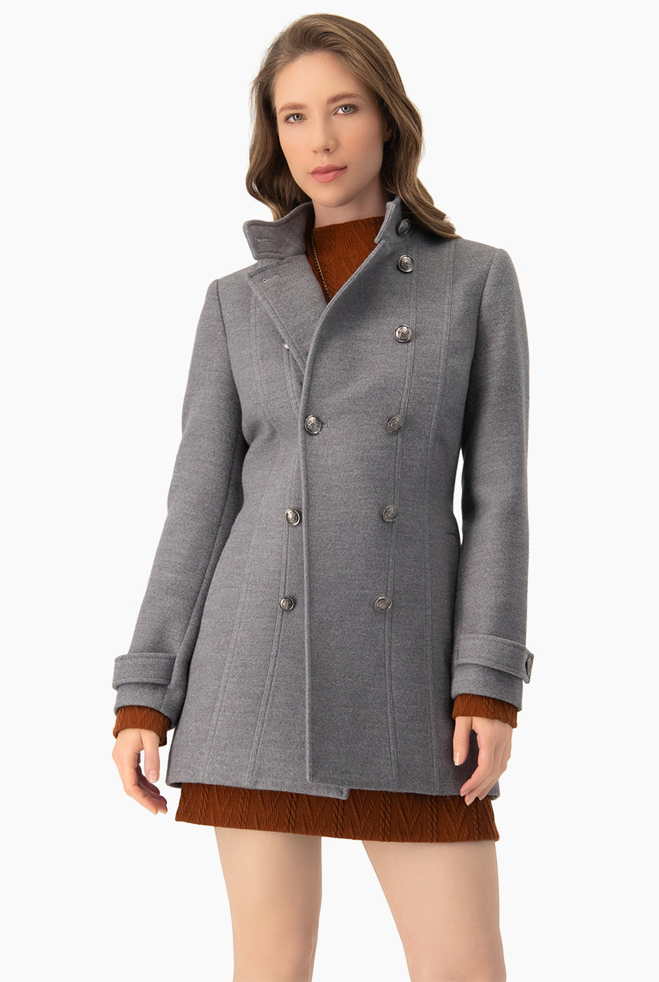 Abrigo largo gris tipo militar con doble botonadura
